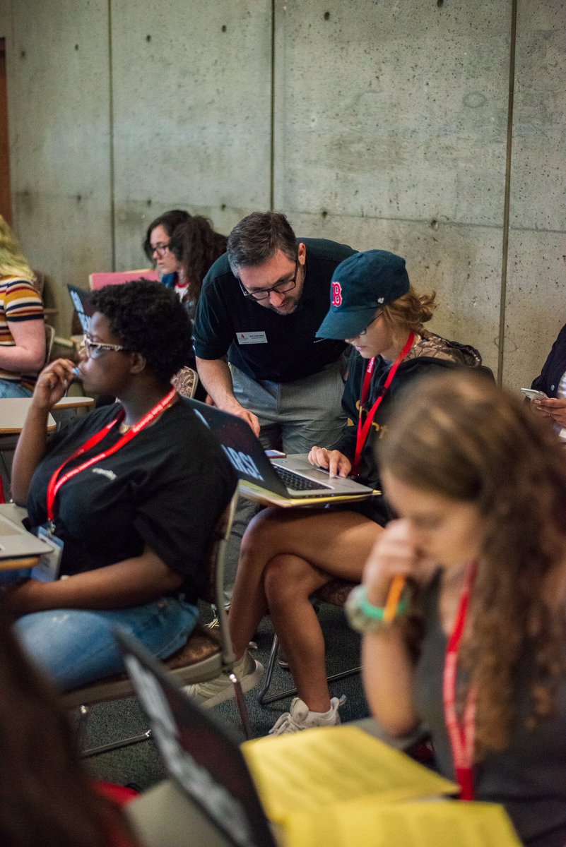 Off2BSU's tweet photo. Building your first class schedule for college can be stressful, but with some help from our faculty and staff, new students can count on making their transition to BSU a little bit easier. #bsulife #bsubears #bsuorientation #gobears https://t.co/JaTyWpScAk
