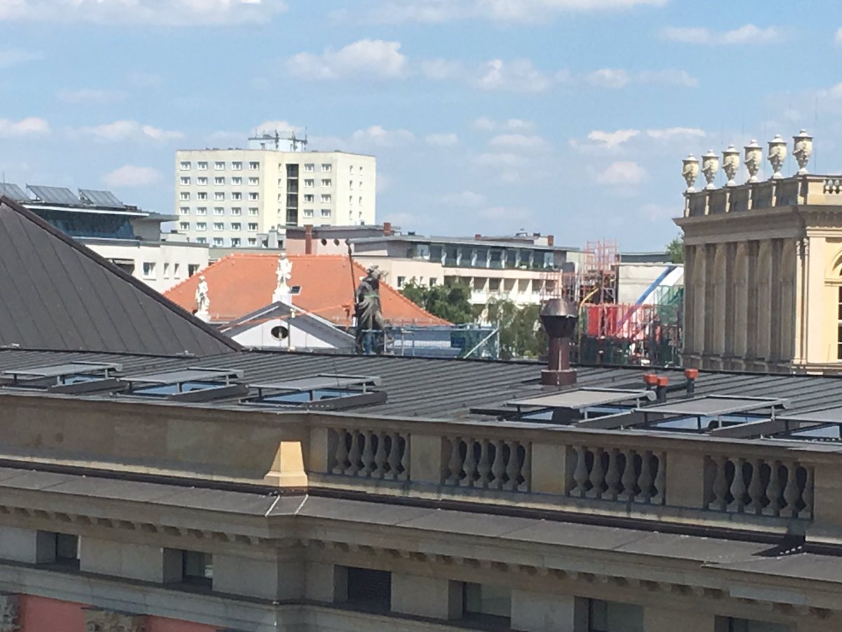 FlyPedia's tweet photo. @TrendJam_de @LH_Potsdam @SPSGmuseum @SWP_Potsdam @BerlinTourism @visitberlin @beBerlin @deinpotsdam @ViP_Potsdam @events_potsdam @SPDPotsdam Das #Foto hat noch niemand. #Theseus und ein bisschen #Ariadne auf dem #Dach vom #Potsdam​er #Stadtschloss. @LH_Potsdam https://t.co/DkXngz7KjH