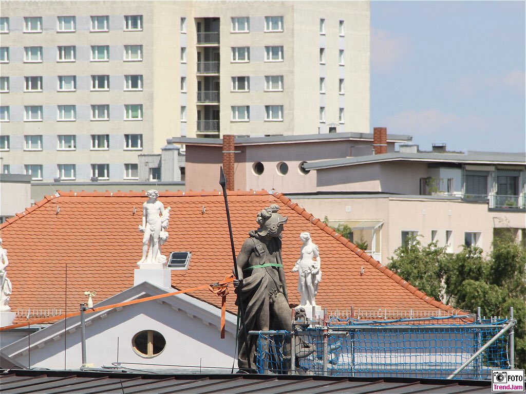 FlyPedia's tweet photo. @TrendJam_de @LH_Potsdam @SPSGmuseum @SWP_Potsdam @BerlinTourism @visitberlin @beBerlin @deinpotsdam @ViP_Potsdam @events_potsdam @SPDPotsdam Das #Foto hat noch niemand. #Theseus und ein bisschen #Ariadne auf dem #Dach vom #Potsdam​er #Stadtschloss. @LH_Potsdam https://t.co/DkXngz7KjH
