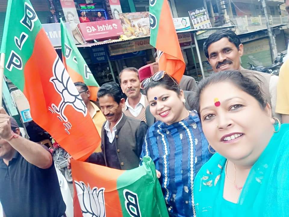 vershathakur81's tweet photo. #आज भाजपा मंडल मनाली  ने पत्लिकुहल चौक में आदरणीय जगत प्रकाश नड्डा जी को  #Bjp के राष्ट्रीय कार्यकारी के अध्यक्ष बनायें जाने पर  मंडल अद्दयक्ष श्री दुर्गा सिंह ठाकुर जी के साथ  जोरो शोरो से सभी ने मिलकर जश्न मनाया। @JPNadda @BJP4India
#BjymITHimachalPradesh 
#NaMoAgain2019 https://t.co/4oCnpF1oEL