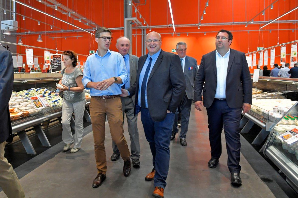 MatCorbillon's tweet photo. Avec notre Pdt @DamienCastelain @MEL_Lille pour saluer l'arrivée de 2 enseignes commerciales #Aldi et #Otera dans les weppes. Une enseigne qui valorise les producteurs locaux dans la métropole la plus rurale de 🇫🇷. https://t.co/M5291nLY93