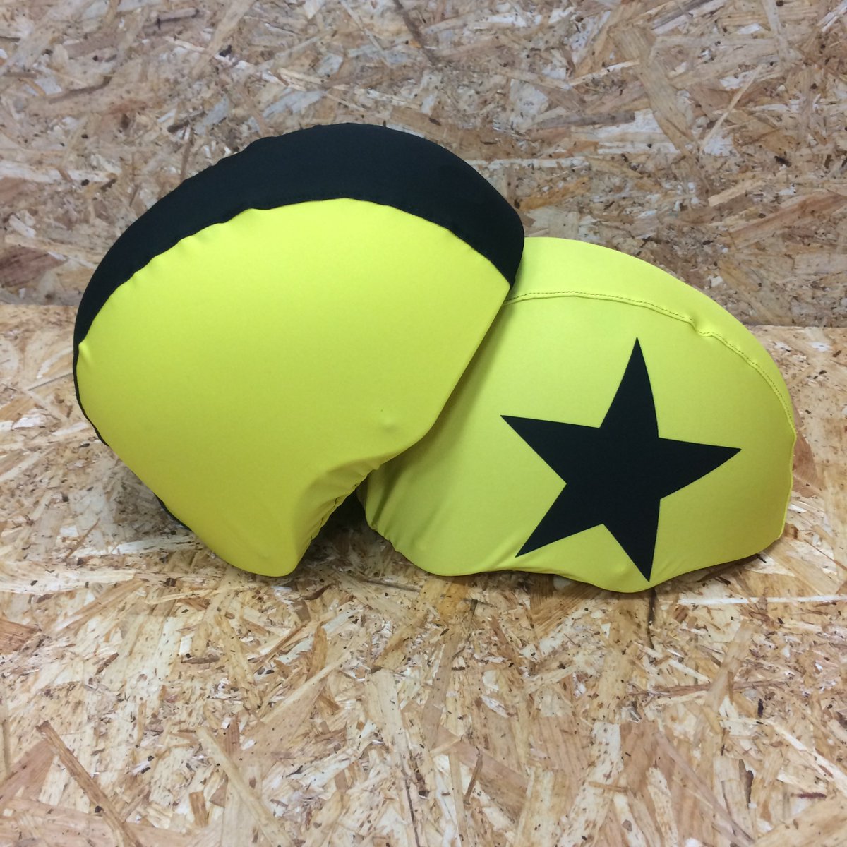 RollerDerbyCity's tweet photo. Custom helmet covers for the win! We can even match these to your teams colours 😊Get in touch for more details #rollerderby #jammer #pivot #madeinhouse #helmetcover https://t.co/kp4SBqRFhe