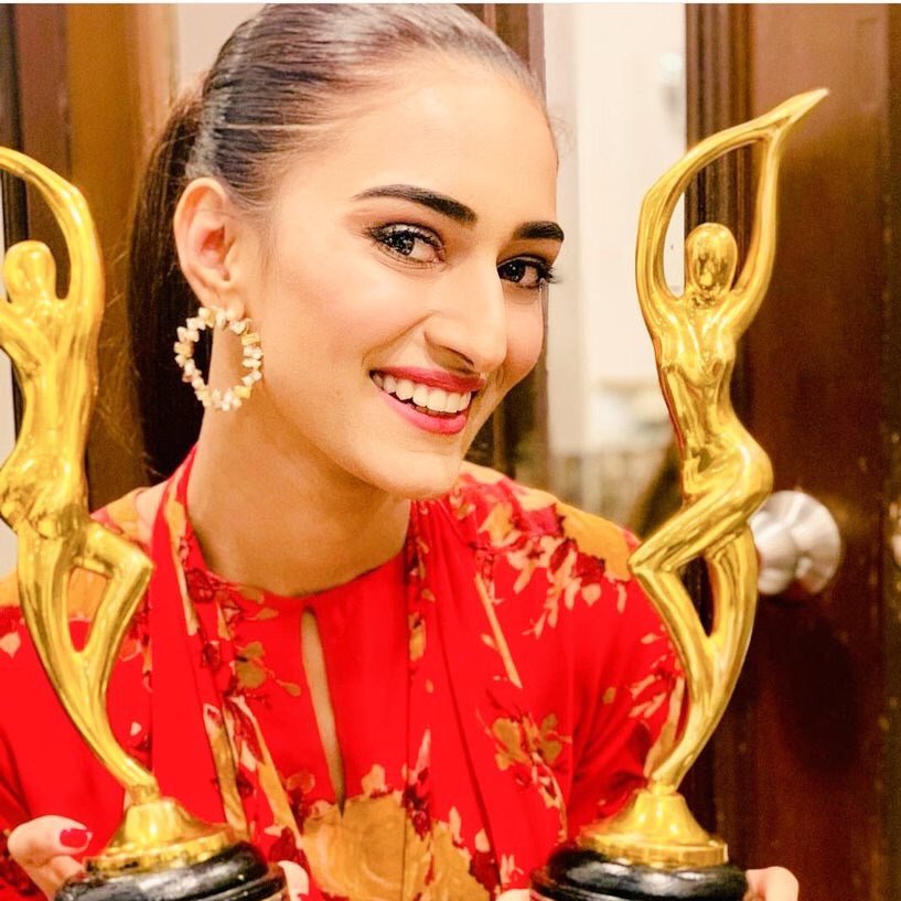 VaaniSharma12's tweet photo. Congratulations Erica @IamEJF for 2M followers on Instagram 💃💃💃💃💃
Many more to come my princess 
Keep rocking 
Keep shining 🤗👏😘
#EricaFernandes 
#EJFhits2MillionOnIG 
#prerna #KasautiiZindagiiKay https://t.co/oT7ZvQpHMy