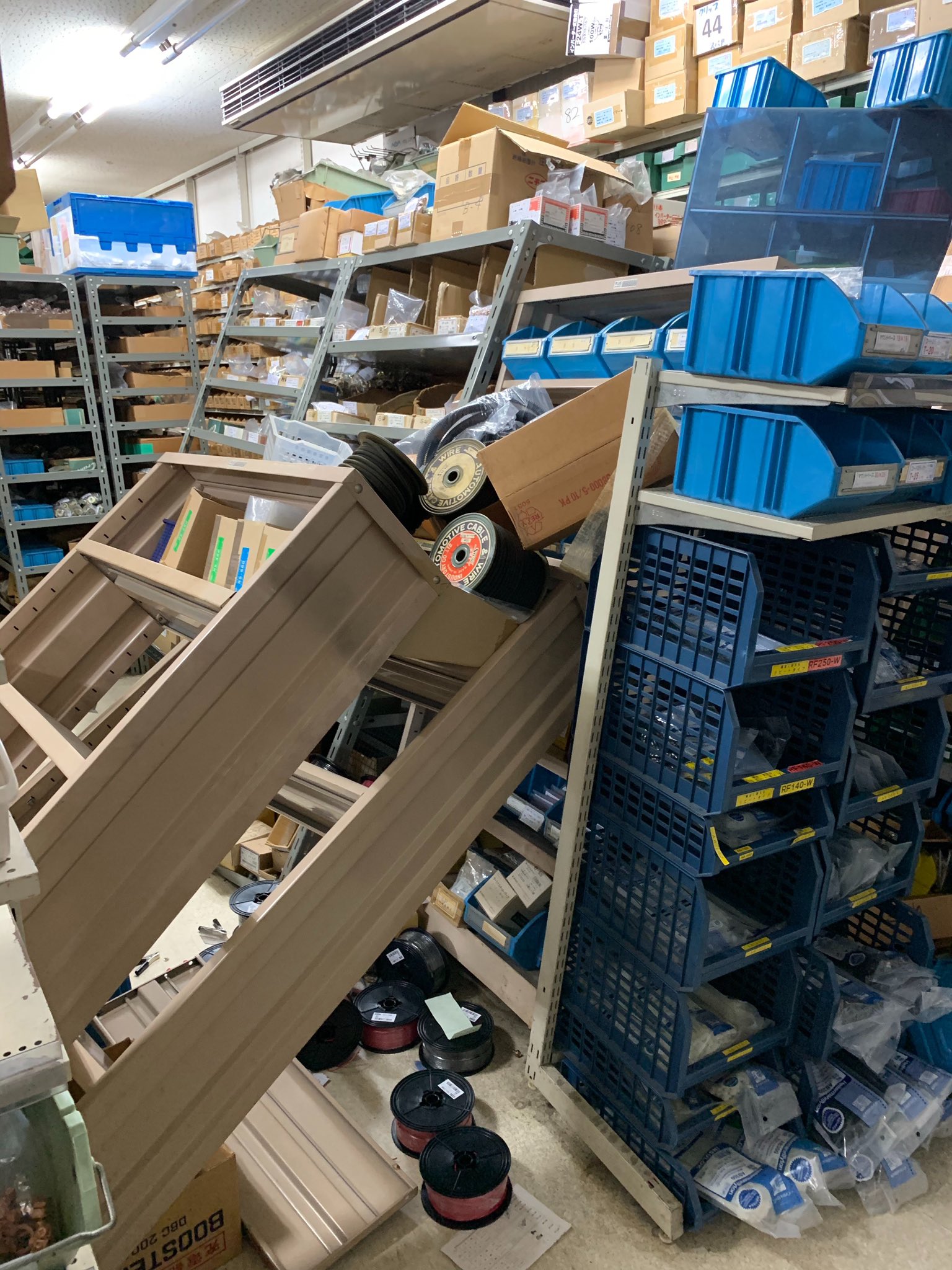 画像 山形で酒田 鶴岡地震大きかったですね こんなに大きい棚など倒れるくらいの被害でした ケガなど注意してください 地震被害 T Co Qnlytu まとめダネ