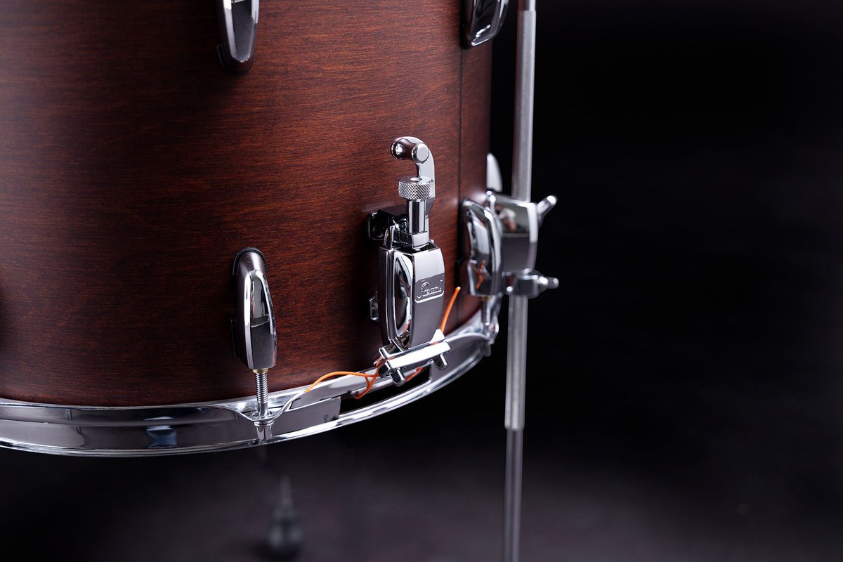 Ever wanted to have a 14" Floor Tom but also an extra snare drum? Especially for you we created a limited edition Modern Utility Snare equipped with a throw off that easily turn it into a Floor Tom and back. The mix gives the player an even more modern and unique voice.
