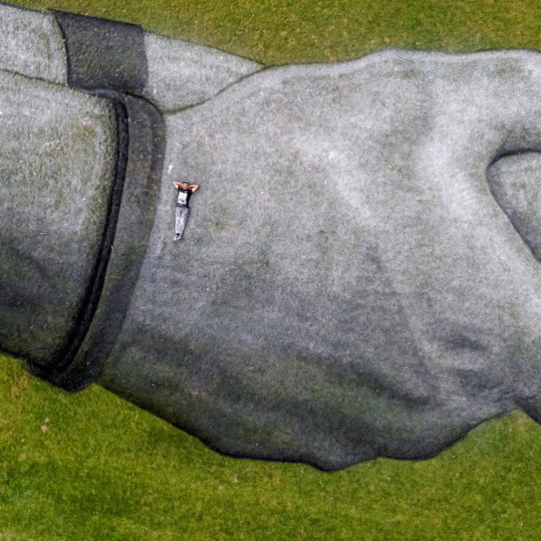 Los Campos de Marte en París fueron ocupados por #BeyondWalls una obra del artista SAYPE que mide 15 mil metros cuadrados y dibuja una enorme cadena humana como un homenaje a la labor humanitaria.
Estas manos monumentales recorrerán 20 ciudades del mundo en 3 años.