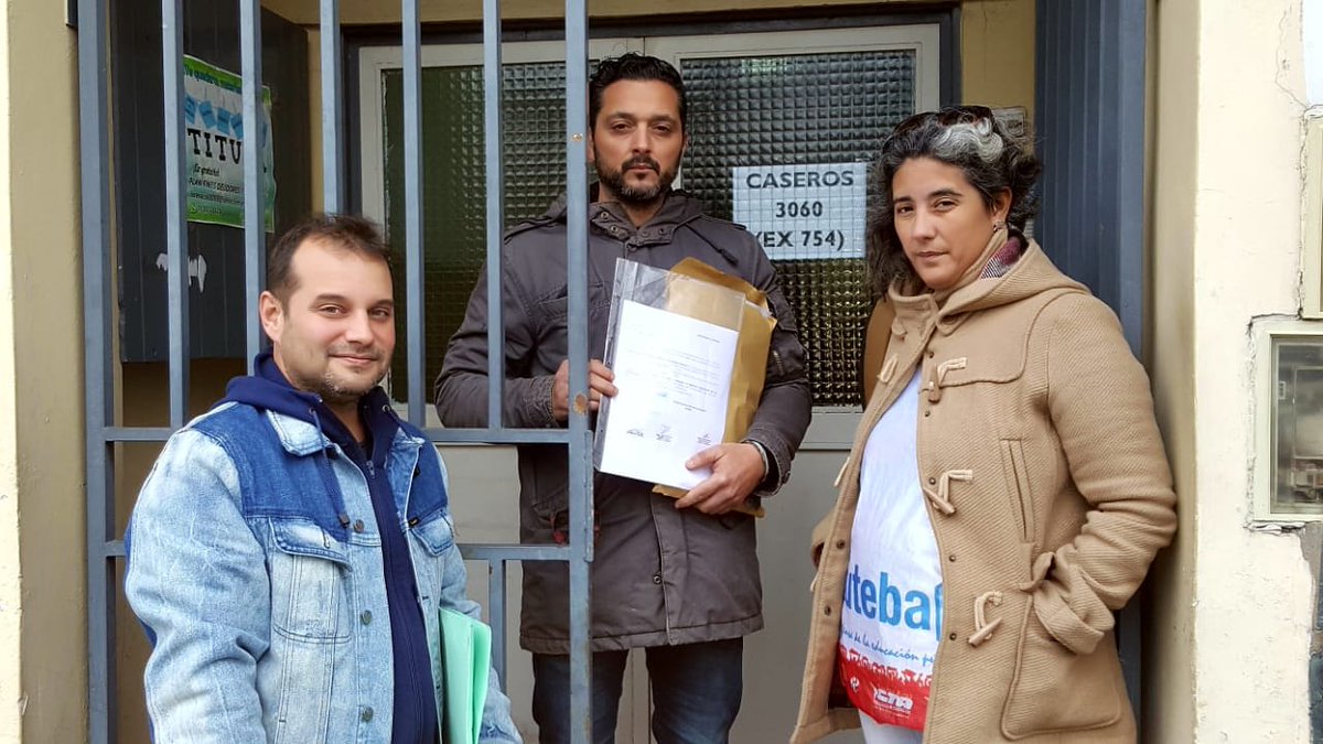 SutebaSm's tweet photo. En Jefatura Regional, exigiendo la devolución de los descuentos y el pago de los sueldos. @nogueirajoselui @SUTEBAProvincia @mariuvidal https://t.co/vNnuOLQZUY