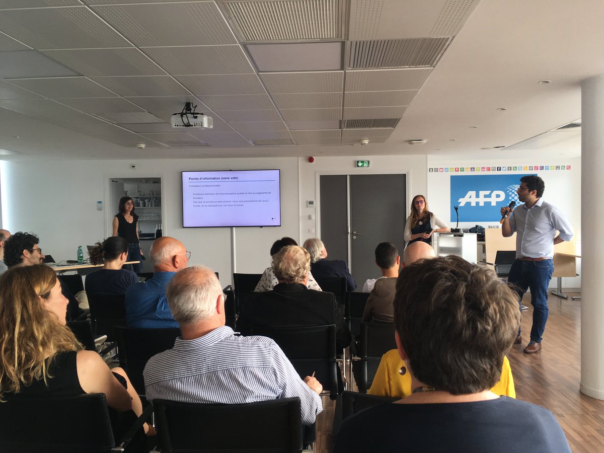 Instantané: soir d'AG à l'#AFP. Les journalistes plus que jamais mobilisés pour l'éducation aux médias ! Et bienvenue à la rédaction du <a href="/MondeAdosMag/">Le Monde des ados</a> qui nous rejoint (crédit photo <a href="/Wirth_Isa/">Isabelle Wirth</a>)