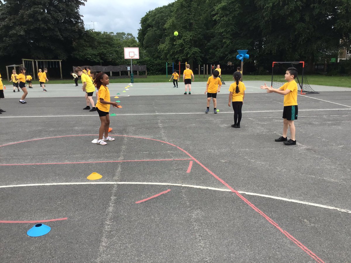 firsprimarysale's tweet photo. #Year2SJ and #Year2LS working on their striking and fielding skills. #Cricket #ActiveFirs https://t.co/maESihXg1f