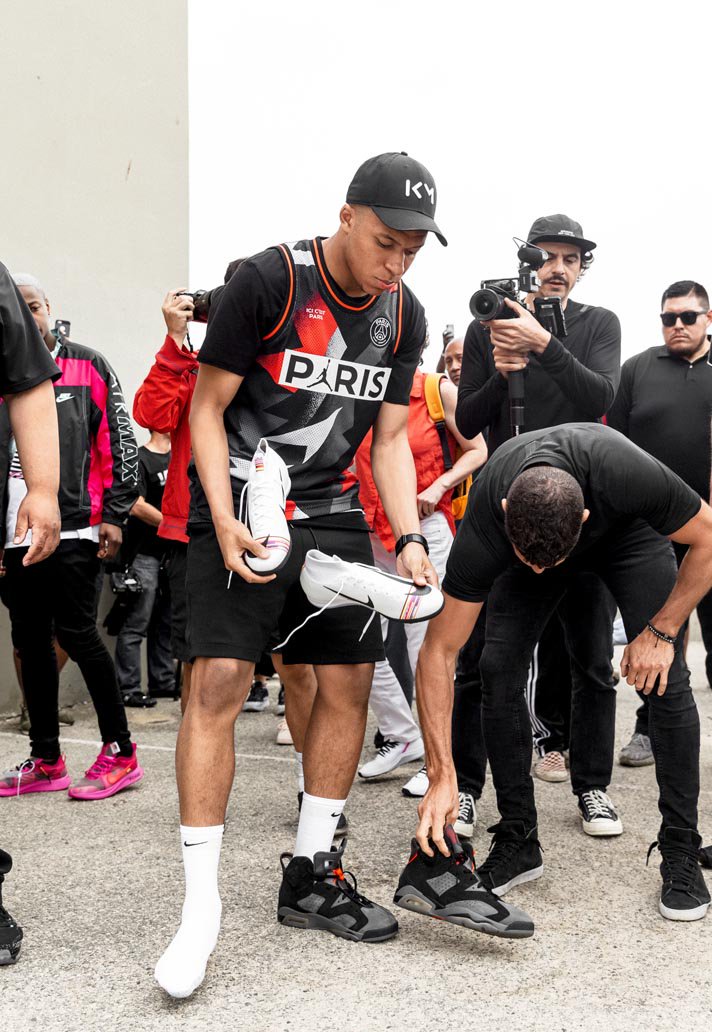thekitlab's tweet photo. The new @PSG_inside x @Jumpman23 collaboration spotted on @KMbappe as he hits Venice Beach on his USA tour ๐บ๐ธ
+ + + + + +
#KitLab #PSG #Jordan #Mbappe https://t.co/kqZGETq2lK