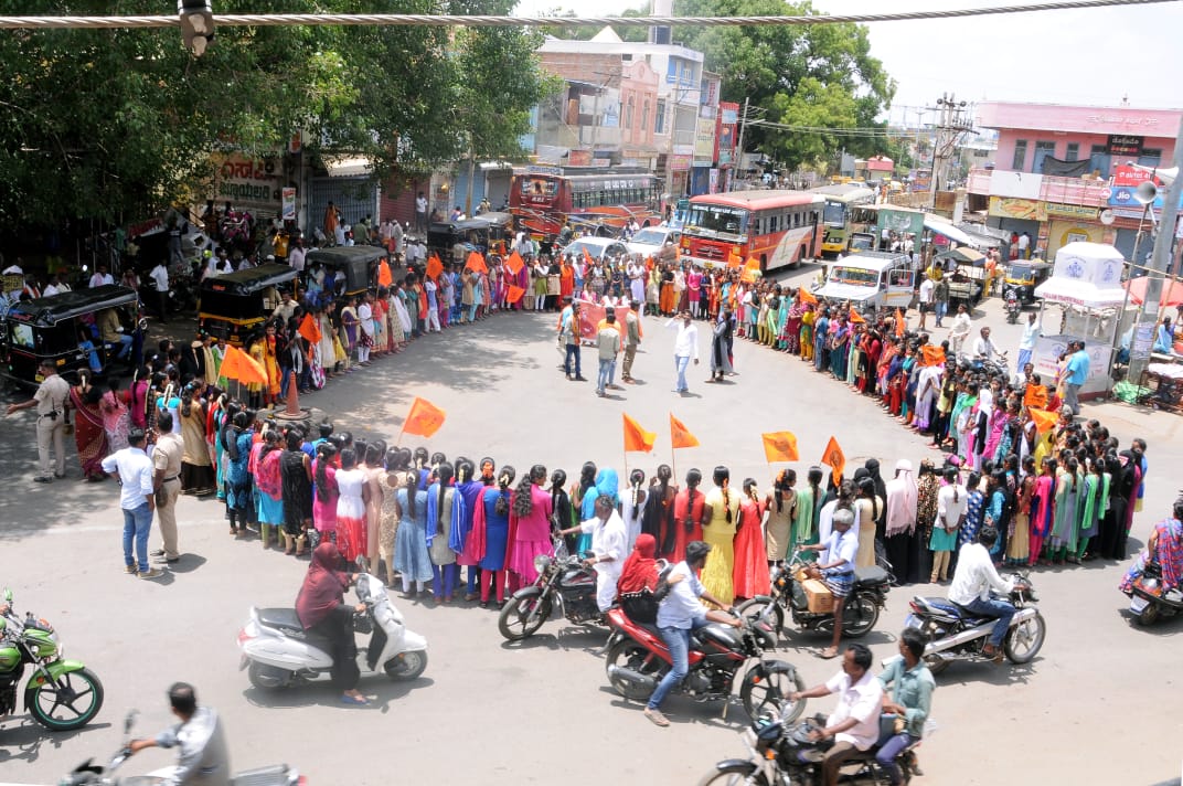 ABVPKarnataka's tweet photo. ರಾಜ್ಯದ ಬಡ ಮತ್ತು ಪ್ರತಿಭಾವಂತ ವಿದ್ಯಾರ್ಥಿಗಳಿಗೆ ಉಚಿತ ಬಸ್ ಪಾಸ್ ನೀಡಬೇಕೆಂದು ಆಗ್ರಹಿಸಿ ಹಿರಿಯುರಿನಲ್ಲಿ 1000 ವಿದ್ಯಾರ್ಥಿಗಳಿಂದ ಪ್ರತಿಭಟನೆ ನಡೆಯಿತು
Protest staged by Hiriyaru demanding Free buss pass for Ecnomically challenged & bright students
#ABVPKarnataka #BussPassProtest https://t.co/yvYmbiAXOY