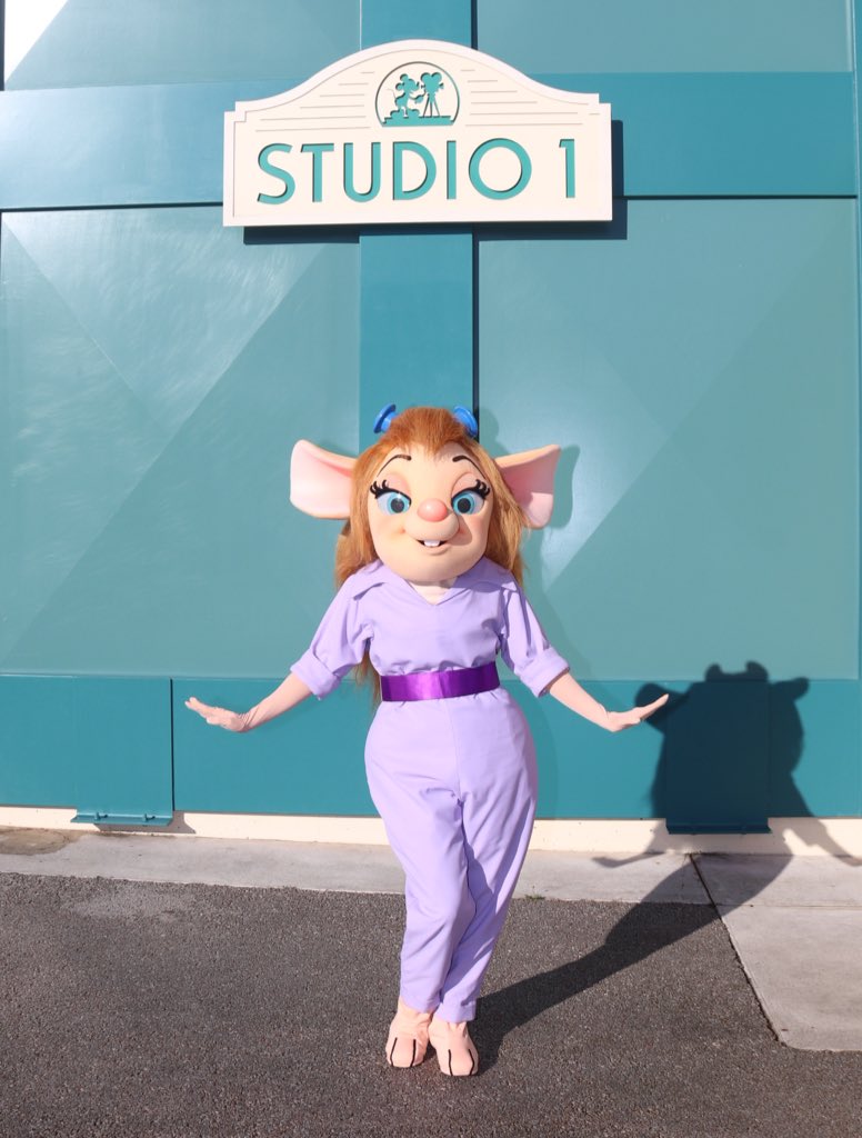 360DegreesofDis's tweet photo. FUN FACT: This is #GadgetHackwrench’s first ever appearance at the #WaltDisneyStudiosPark! #DLP #WDS #DisneylandParis #ChipnDaleRescueRangers #DisneyAfternoon #RareCharacters #DisneyParks #FrontLot #ChipnDale #RescueRangers #Gadget #ガジェット #チップとデール https://t.co/6CJIioAERR