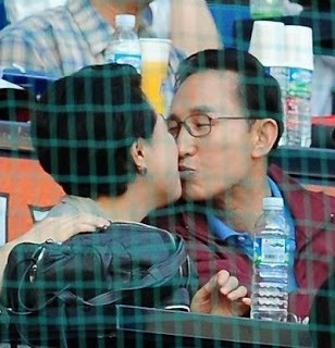 DailyKnetz's tweet photo. [Theqoo] The legendary baseball game kiss cam
read here: https://t.co/ZCslLrzIGN https://t.co/sPrx0SQueD