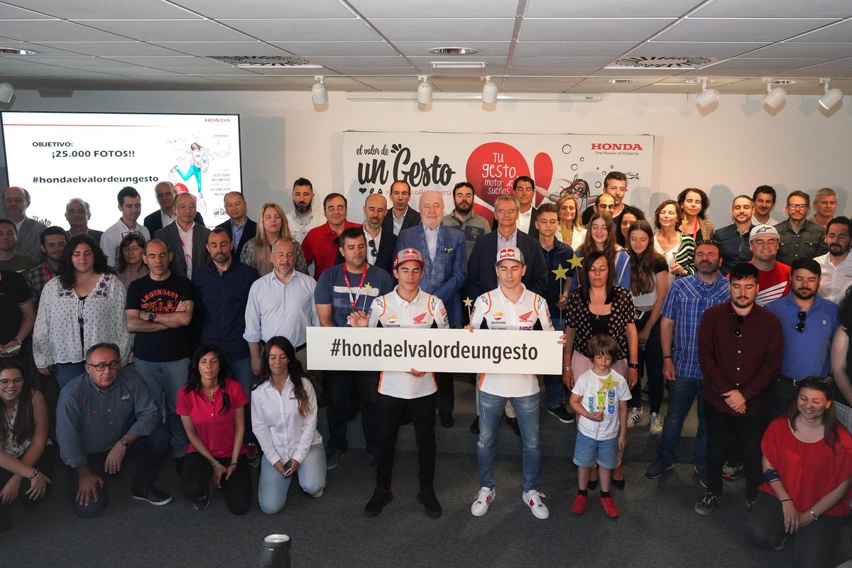AutoserHonda's tweet photo. ÚNETE AL RETO!En #autoser seguimos colaborando!Cada foto publicada con los ojos cerrados y el #hondaelvalordeungesto,Honda donará 1€ a la Fundación Pequeño Deseo.Los pilotos @marcmarquez93 y @jorgelorezo99 ya se han unido¿soñamos?🌙❤️
Infórmate aquí: https://t.co/jvP99maJjp https://t.co/q1p9vBNh7B