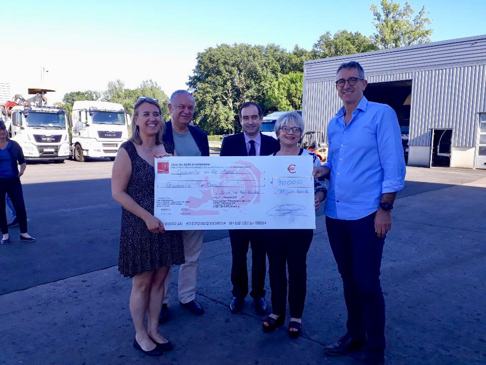 Prefet19's tweet photo. [Retour en image 📸]
Le préfet de la #Correze, Frédéric Veau a participé à la remise d'un chèque de 40 000€ en faveur de l'entreprise #Viatech qui a bénéficié de l'accompagnement et du soutien financier du réseau entreprendre Limousin. L'Etat soutien ces belles initiatives. https://t.co/uTCHpIvaRC