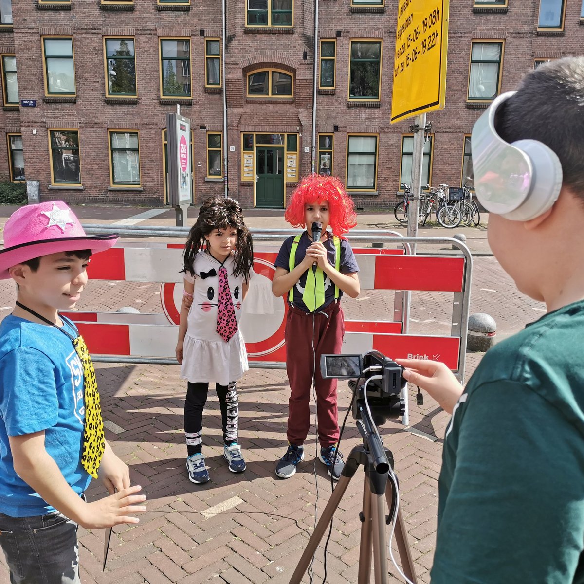 Op het Javaplein wordt door een miljonair een huis van chocolade gebouwd. En iedereen die langskomt mag een hapje nemen!
Helaas is het niet waar, maar nepnieuws gemaakt door het Kinderpersbureau Indische Buurt. 
#indischebuurt #kindepersbureau #nepnieuws #javaplein