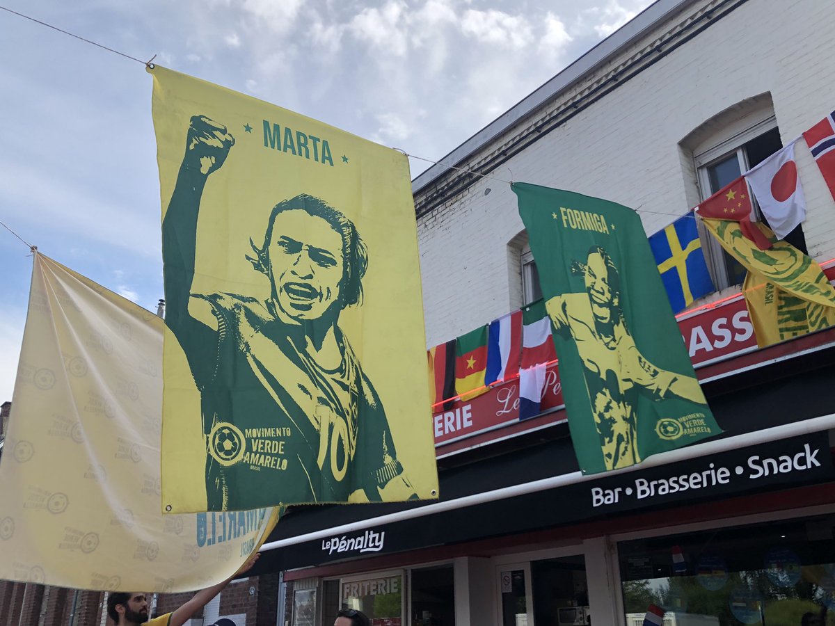 dibradoras's tweet photo. QUE COISA LINDA ESSE CLIMA DE COPA EM VALENCIENNES! Torcida brasileira homenageando Marta e Formiga e esquentando para o jogo #dibrasnacopa #FIFAWWC https://t.co/di7BABQrPp