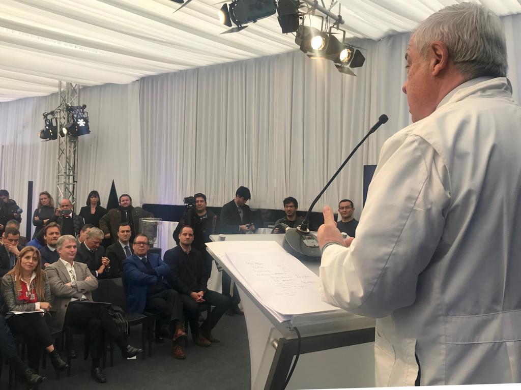 ministeriosalud's tweet photo. "Podemos dar un salto cualitativo en la atención a distancia, y en cuanto esté disponible, permitirá realizar cirugías, diagnósticos o reuniones clínicas. Contar con esta tecnología mejorará la atención y acceso a personas de zonas aisladas", agregó Ministro @jmanalich. https://t.co/JOynDO5A6U