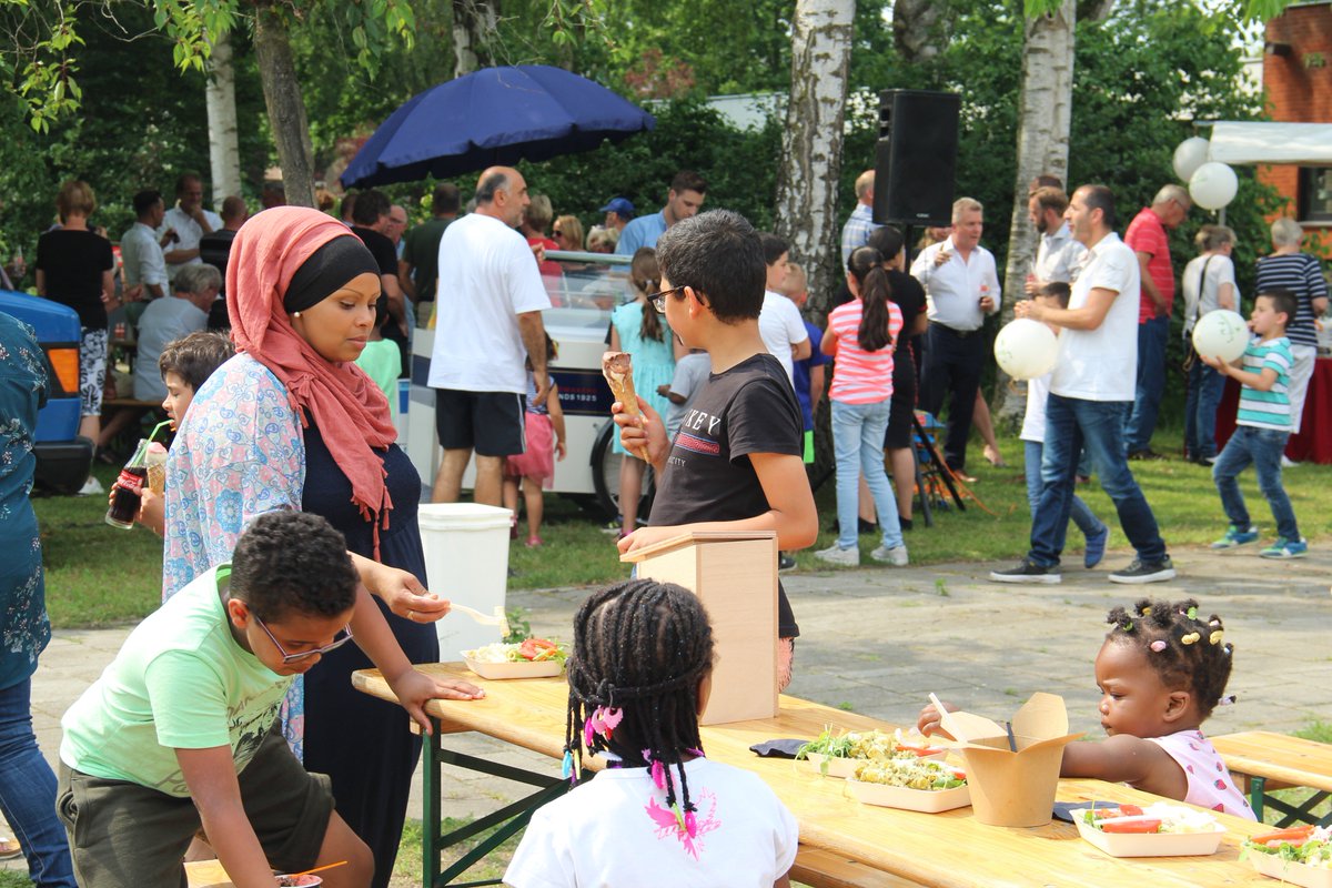 Vandaag een feestelijke officiële opening van Boswinkel. <a href="/JurgenvanHoudt/">Jurgen van Houdt</a> "Een wijk die niet alleen gekenmerkt wordt door energiezuinige en duurzame huizen, maar ook door de stimulering van biodiversiteit in het Pleintjespark. Een wijk met een blik op de toekomst."