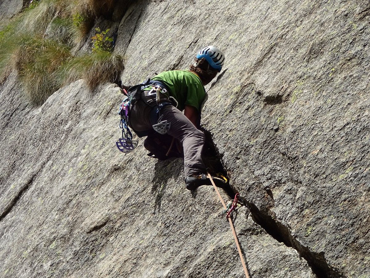 ceolot's tweet photo. 🧗♀️Demà tanquem inscripcions al Curs d’Iniciació a la via llarga! Encara no t’has apuntat? Espavila!!!
✏️Informació i inscripcions a https://t.co/4ZRAkjhQQt
📸Jordi Quellos
#CentreExcursionistaOlot #laBloquera #viallarga #FormacióCEO
#CEOlot #SomCEOlot https://t.co/VMdfeUmemP