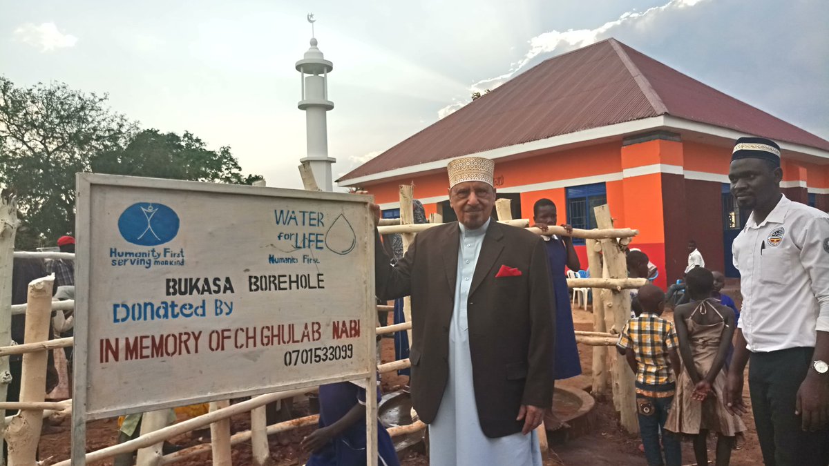 ssenfukamalik's tweet photo. By the grace of Allah the emissary of Huzur Aqidas ATBA has inaugurated Noor Mosque and the Humanity First Borehole in Bukasa Jama'at, Kamuli Region.
Over 1500 have graced the occasion.
#NoorMosque #WaterForLife
#BukasaJama'at #KamuliRegion https://t.co/5rJqRsyqdh