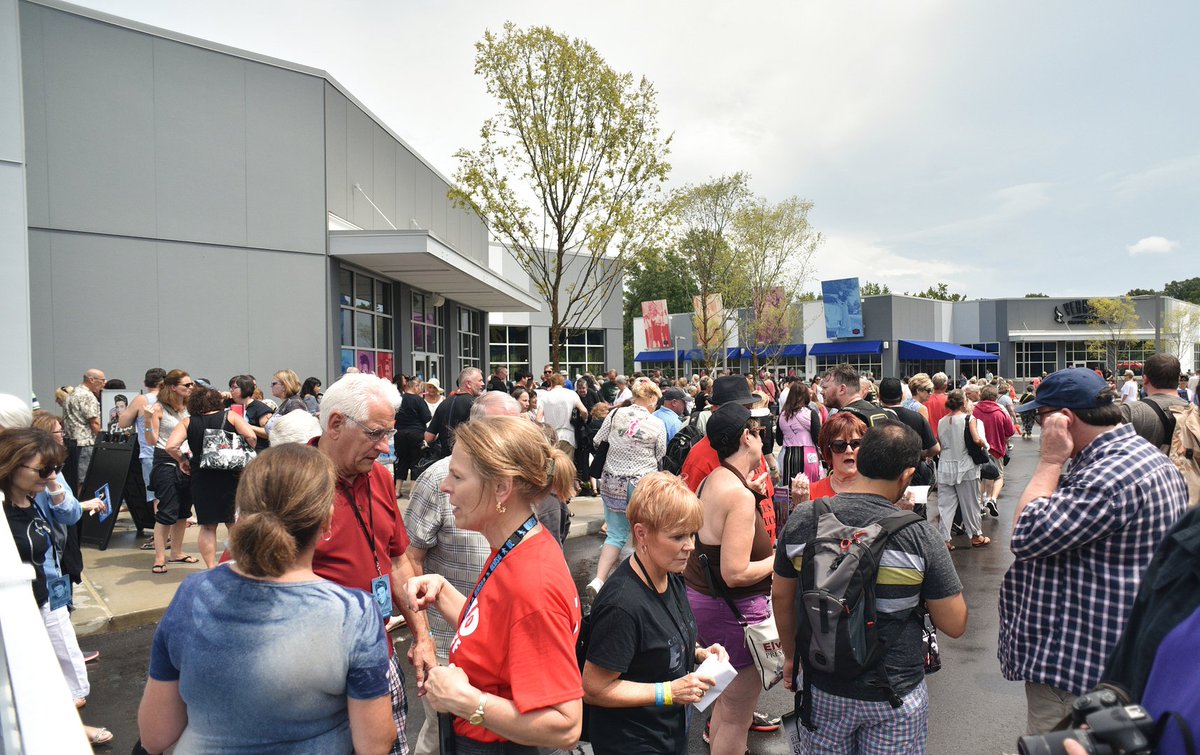 MemphisTravel's tweet photo. #Elvis Presley’s legacy is alive and well at Graceland in #Memphis, where every August thousands of fans from around the world come together to celebrate his life, music and movies. Make the pilgrimage! https://t.co/OdN4KsRNeD - #ElvisWeek19 #Travel #Graceland #ElvisFans https://t.co/qe8tfDK8J4