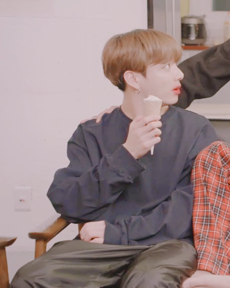 5nwRyDq3KVEdDMv's tweet image. #달방하숙 정국오빠는 오늘도 열심히 진오빠 당근을 나릅니다 .(영차 영차)#근육토끼