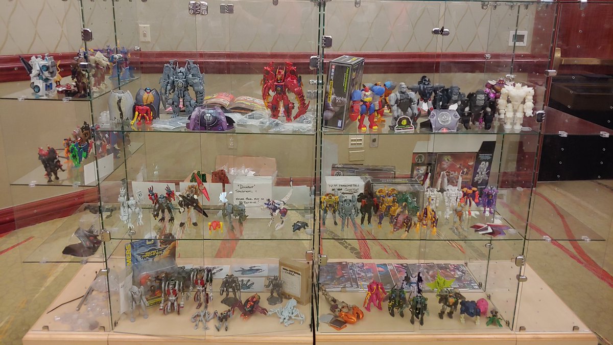PrimalSabbath's tweet photo. From afar, just a large assortment of prototypes and pre-production pieces from the #Transformers brand.
Up close, there's so much more! Full gallery of pics at https://t.co/HC0fGcey1T &amp; see some of the never before seen pre-production items that were on display at #RoboCon2019 https://t.co/q3TIxJGQcP