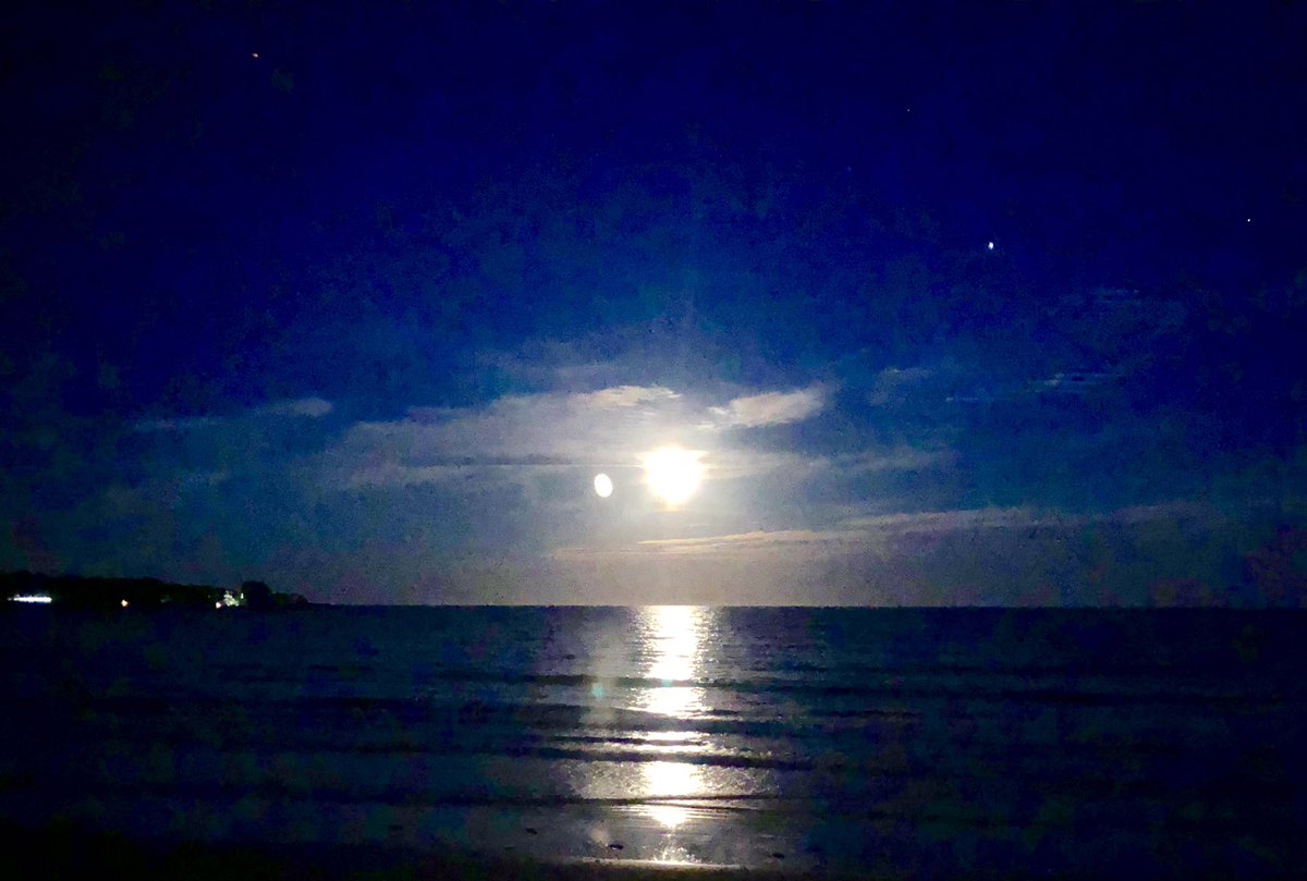 OceanPointInn's tweet photo. Maine moon! Come sea us soon @OceanPointInn #vacationland @MaineHotelGuide https://t.co/o87oTwJsA8