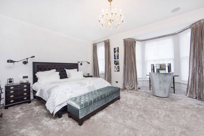 DestLondon's tweet image. Our Argyll Road property oozes sophistication with high end furnishings &amp;amp; luxurious fabrics ✨ There is still some availability left for this summer!

destinationlondon2000.com/property-info/…

#LONDON #londonholiday #luxuryrentals #vacationrental #citybreak #holidayhomes #travel #visitlondon
