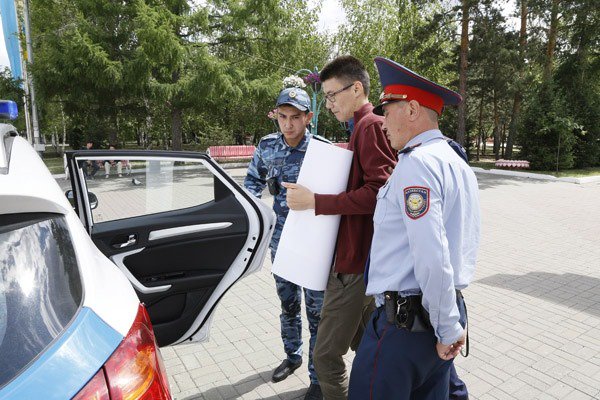 jardemalie's tweet photo. Déjà vu: in the city of #Kostanay, #Kazakhstan, a young man stood in a public square holding a placard with a sign “My voice was stolen.” 5 minutes later, breathless policemen ran to the guy &amp; detained him. They could not explain the basis of the detention. 
Source: Наша Газета https://t.co/T6y7BcgSJ7