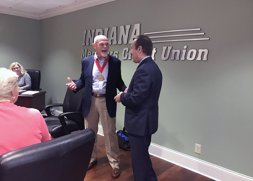 paydar's tweet image. Honored to bestow a Chancellor’s Medallion on former @IUPUI Vice Chancellor for Administration &amp;amp; Finance Robert Martin for all he has done to advance our campus &amp;amp; support Jaguar students. chancellor.iupui.edu/campus-leaders… #MyIUPUI
