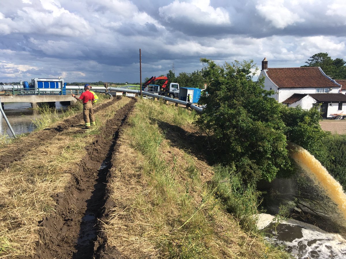 Our crews are continuing to work with emergency services to protect the community from flooding at #Wainfleet #Lincolnshire. There’s a risk of heavy thundery showers in the area today &amp; more prolonged showers tomorrow. Read our blog for more bit.ly/2x2zA7G #Floodaware