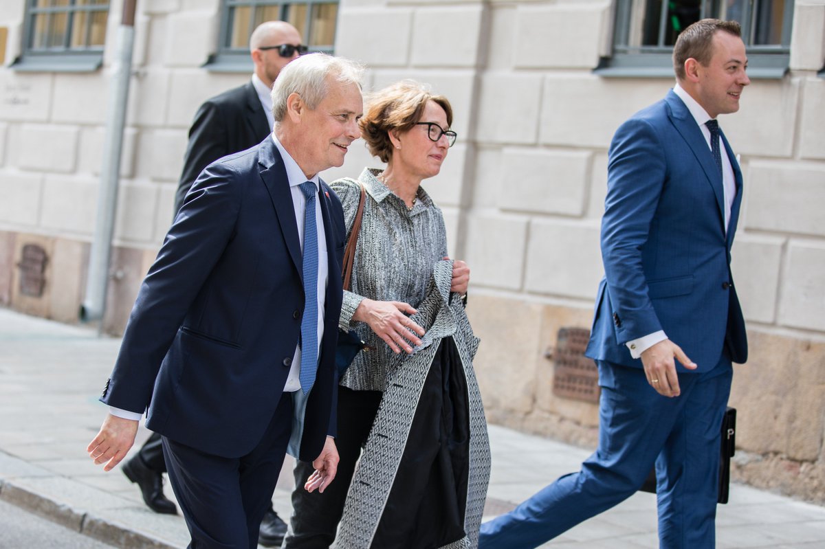 "Vi har två nationella språk. Det är viktigt att kunna finska, och det är viktigt att kunna svenska. Det är en självklarhet för oss," säger statsminister <a href="/AnttiRinnepj/">Antti Rinne</a>. Under sitt besök i Stockholm idag fick Rinne många frågor av media om svenska språkets ställning i Finland.