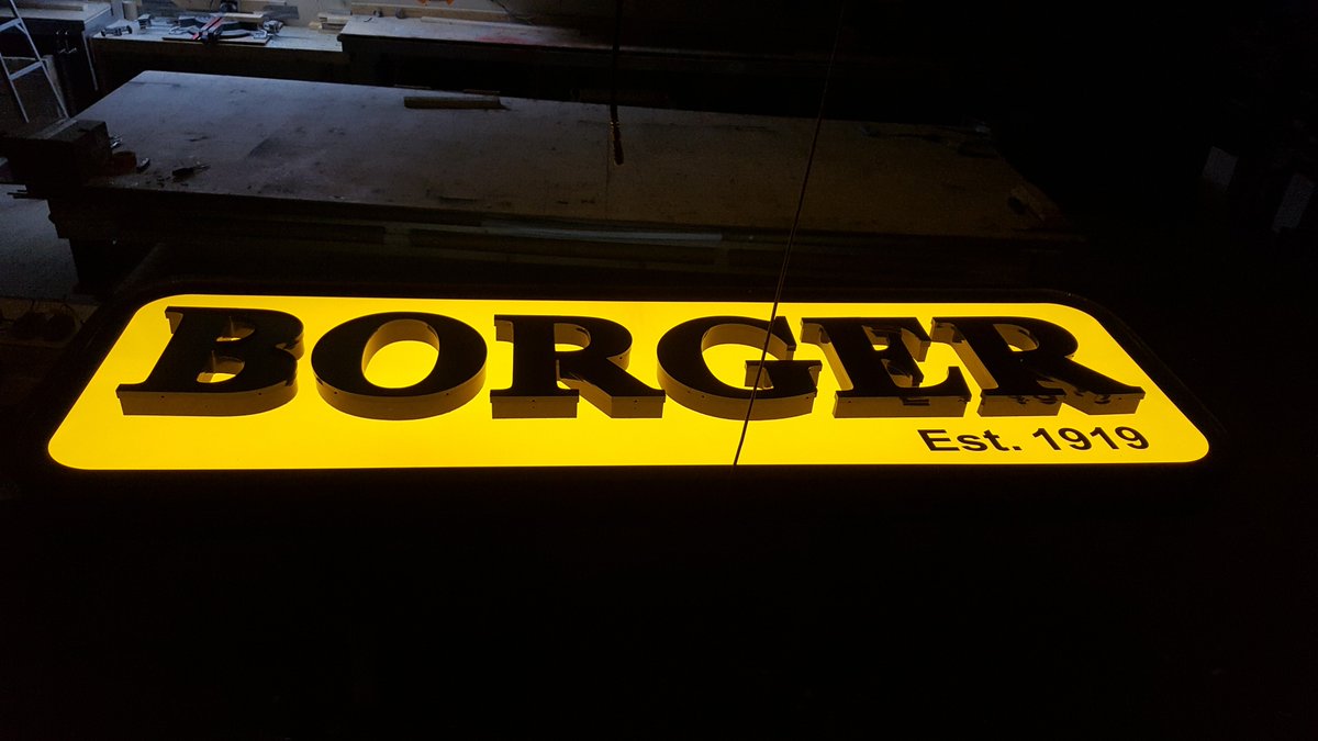 UniSignGroup's tweet image. There's something a little extra special about making a really big sign that goes high up on a building! Thanks, Borger, it was a pleasure to work with you fine folks!

#yyc #yycsigns #led #ledsigns #ledsignsanddesign #madeinYYC #Elliot