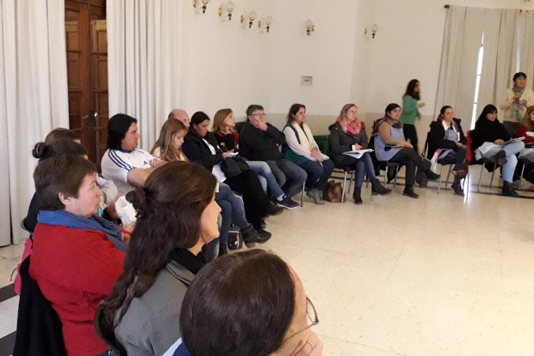 A_CiudadanaPBA's tweet photo. #ForoDeVecinos en @PSuipacha sobre #economíaCircular
Gracias @awfederico y @BA_Produccion por la explicación y concientización sobre este tema tan importante.
#Reciclar #Reutilizar y devolverlo al mercado como #MaterialComercial ♻️ https://t.co/NzLmTD7hii