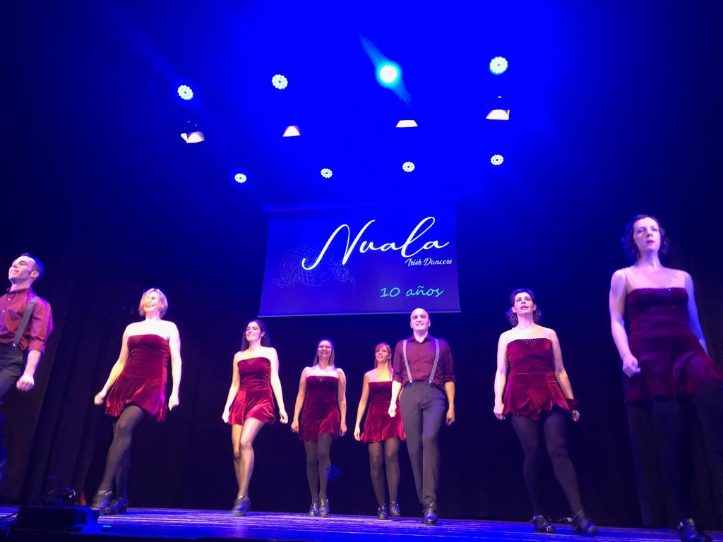 NualaBarcelona's tweet photo. Celebramos a lo grande nuestro 10º aniversario! 🎂 Gracias a todos que cada día se dedican en cuerpo y alma a #Danza y #DanzaIrlandesa, gracias a todos los músicos (@InTrobaVeritas), gracias a todos los que se acercaron ¡ha sido espectacular! 🤗 #NualaIrishDancers https://t.co/lWd4BJrsqK