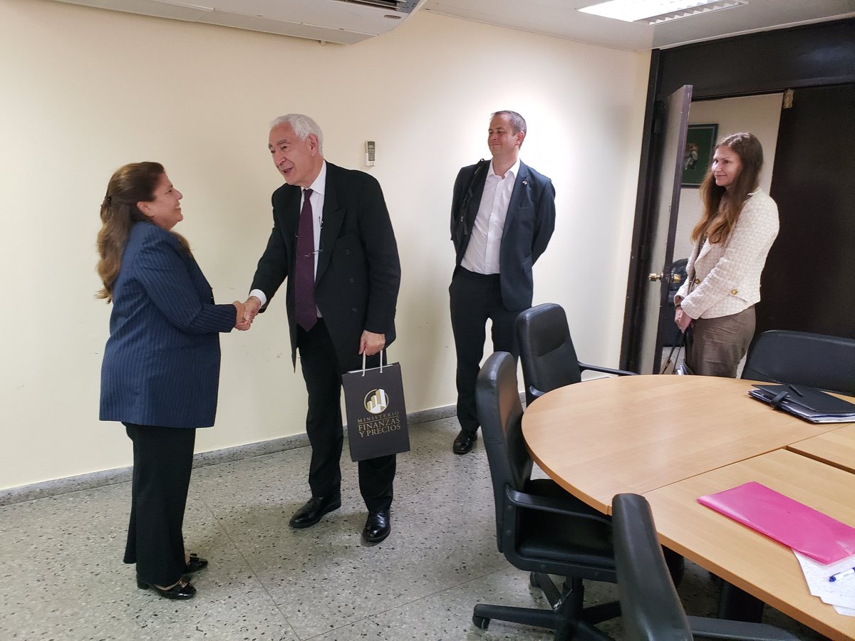 Visita el Ministerio de #FinanzasyPrecios el Sr. Lord David Triesman, Co-Presidente de la IniciativaCuba. #HacemosCuba <a href="/MeisiBWeiss/">Meisi Bolaños Weiss</a> <a href="/LourdesRguezR/">Lourdes Rodriguez Ruiz</a> <a href="/ManuelGPonce/">Manuel García Ponce</a> <a href="/regueiro_ale/">Vladimir Regueiro Ale</a> <a href="/FelixmSuarez/">Félix Martínez Suárez</a> <a href="/YanexiLT/">Yanexi Leyva Turro</a>