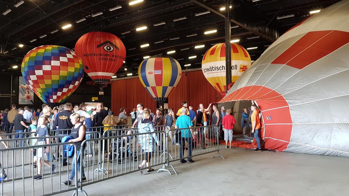 balloontt's tweet photo. Grote inloopballon 19.00-19.45 uur in TT Hall zondag 23 juni.

Kijk met eigen ogen hoe groot een heteluchtballon van binnen is ... loop samen in de enorme heteluchtballon van RTV Drenthe ... bedenk hoeveel mensen of vrachtwagens er in die enorme heteluchtballon zouden passen . https://t.co/EDohtNUGZ8