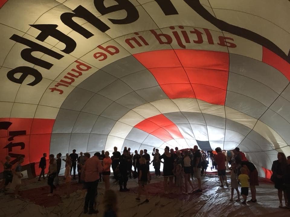 balloontt's tweet photo. Grote inloopballon 19.00-19.45 uur in TT Hall zondag 23 juni.

Kijk met eigen ogen hoe groot een heteluchtballon van binnen is ... loop samen in de enorme heteluchtballon van RTV Drenthe ... bedenk hoeveel mensen of vrachtwagens er in die enorme heteluchtballon zouden passen . https://t.co/EDohtNUGZ8