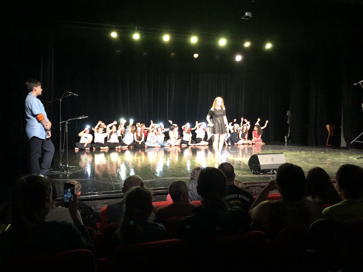 CollegeMaupas's tweet photo. Enchaînement de saynètes et de chansons sans oublier la danse Macamaupas #fierte 👏🏻👏🏻👏🏻 https://t.co/LJcwr4kKQK