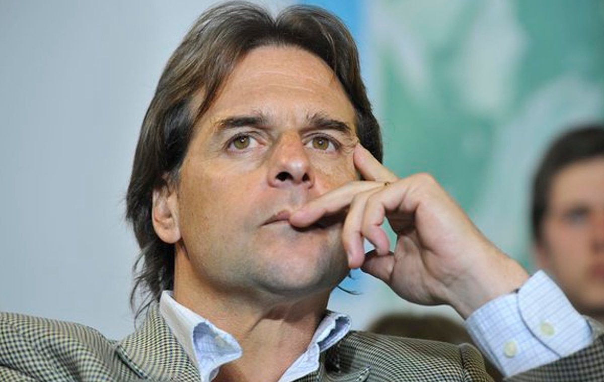 blancas_uy's tweet photo. Luis Lacalle Pou declaró que ya tiene pensado el vicepresidente para su formula, pero no quiso revelar el nombre.

Además, manifestó que en caso de ganar las internas, le gustaría debatir con el resto de los candidatos.
#PartidoNacional #LuisLacallePou https://t.co/wirAYTib7F