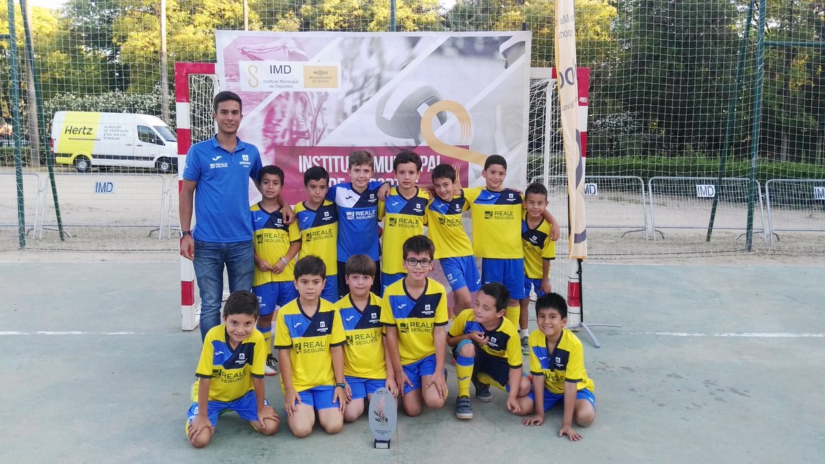 Extraesc's tweet photo. Nuestra ESCUELA DEPORTIVA de FÚTBOL SALA sigue avanzando. Nuestros equipos Benjamín e infantil han sido premiados por el IMD al quedar en el primer puesto en sus campeonatos. Enhorabuena campeones!!!!💪🎉🎉 @salesianotriana  @Triana_aldia @IMDSevilla @SalesianosSMX @ondatriana https://t.co/jqmugwKFOg