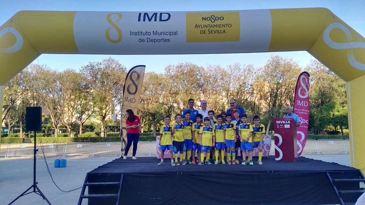 Extraesc's tweet photo. Nuestra ESCUELA DEPORTIVA de FÚTBOL SALA sigue avanzando. Nuestros equipos Benjamín e infantil han sido premiados por el IMD al quedar en el primer puesto en sus campeonatos. Enhorabuena campeones!!!!💪🎉🎉 @salesianotriana  @Triana_aldia @IMDSevilla @SalesianosSMX @ondatriana https://t.co/jqmugwKFOg