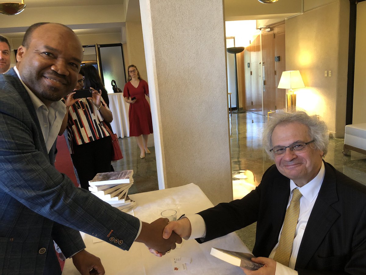 Causerie avec l’académicien Amin Maalouf à l’Ambassade de France à Ottawa sur les grands enjeux du monde contemporain et l’identité plurielle. Une soirée organisée autour de son livre ‘’ Le naufrage des civilisations ‘’ qu’il m’a gracieusement dédicacé.