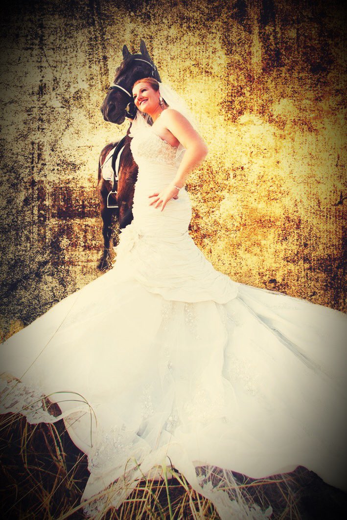 Bist Du bereit für ein ganz besonderes After-Wedding-Shooting? Unsere Friesen Pferde bereiten Dir eine ganz besondere Erinnerung, jetzt Termine anfragen #Afterweddingshooting #hochzeit #friese #photography #photoshoot #pferde #Ostfriesland #emden #leer #aurich #norden #Nordsee