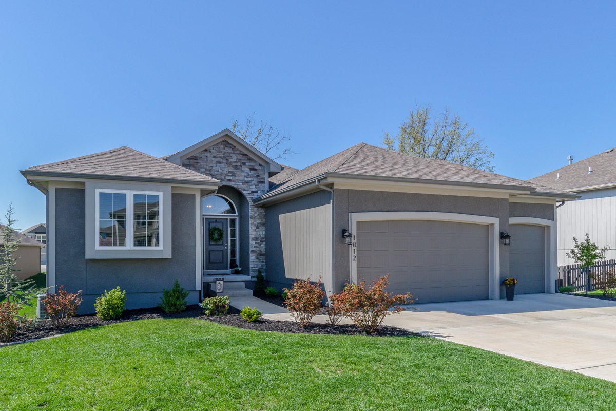 TamiFroehlich's tweet photo. A Must See, Move-In Ready!!!! 
Ranch/reverse open floorplan, tons of upgrades! Main level master &amp; 2nd bedroom. #ranch #homeforsale
https://t.co/YICDOhHdoX https://t.co/sIOCxahFzs