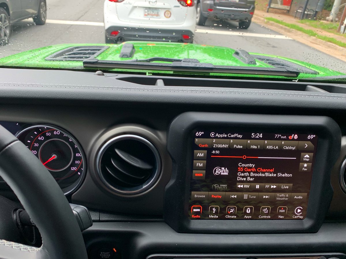 Mikkio_14's tweet photo. Finally! #DiveBar #GarthBrooks #BlakeShelton got it on repeat! @garthbrooks @blakeshelton #Channel55 @SIRIUSXM https://t.co/D2PQx3zOYH