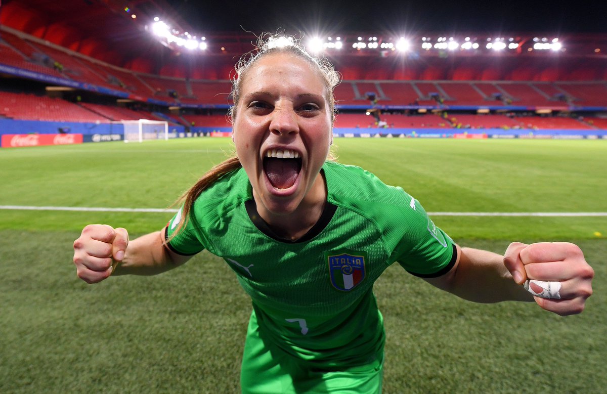AzzurreFIGC's tweet photo. 🤔 Voglia di giocare gli Ottavi?! 😁 😁 #Giuliani
#RagazzeMondiali #FIFAWWC #ItaliaBrasile #ITABRA https://t.co/y4LCnyXRkU