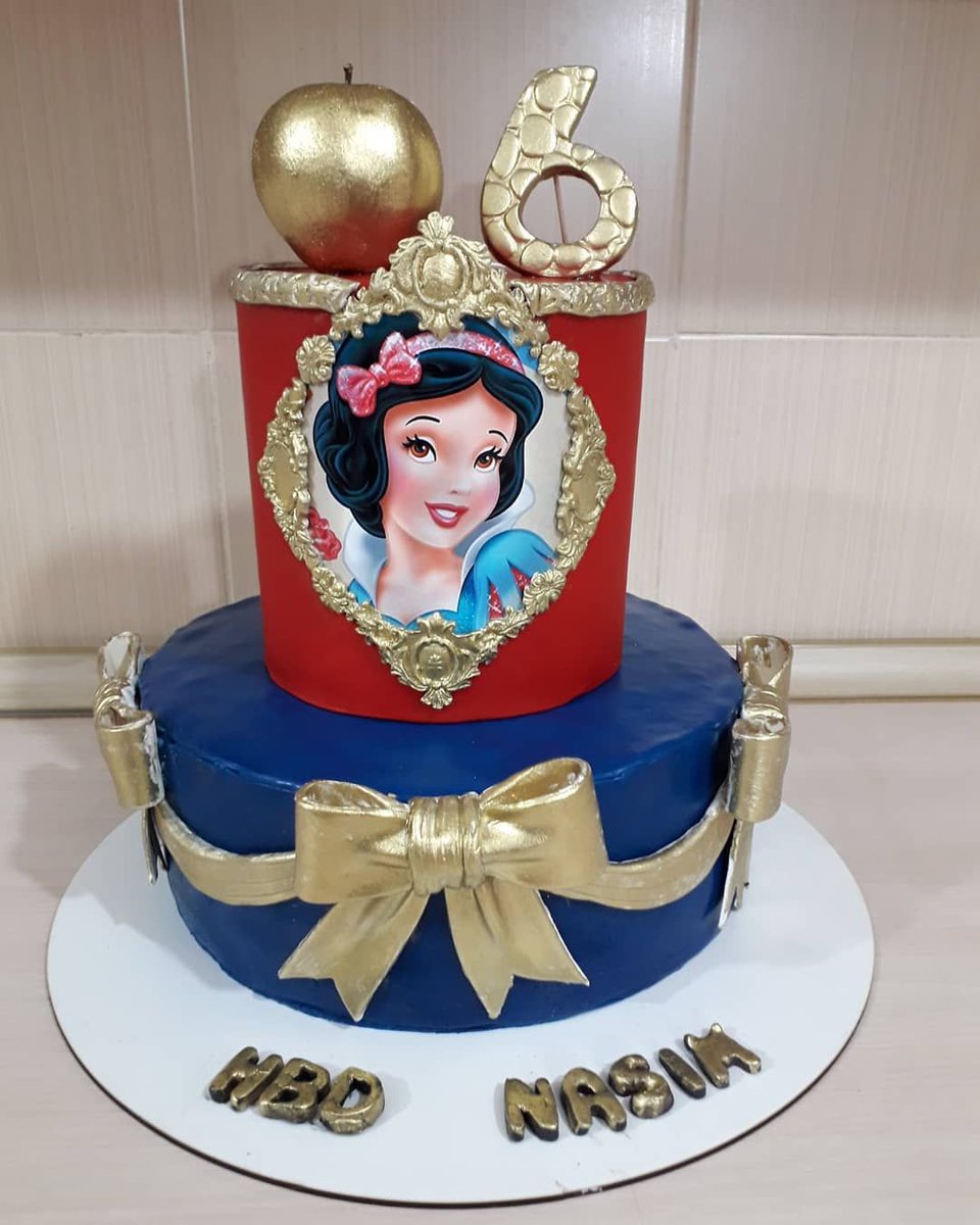 🥳 • #BlancaNieves para el #cumpleaños número seis 🍎 Fuente: 👉🏻 📸  @family.desserthouse #ecumple #cake #pastel #cakes #comida #cakedecorating  #torta, image size:960x1200